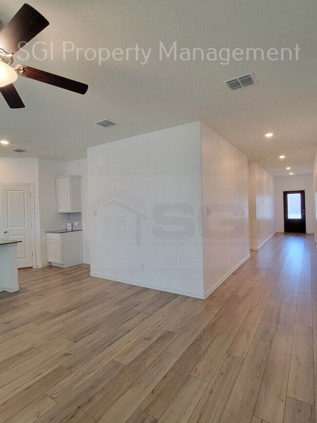 Building Photo - 3805 Thomas Plns Dr