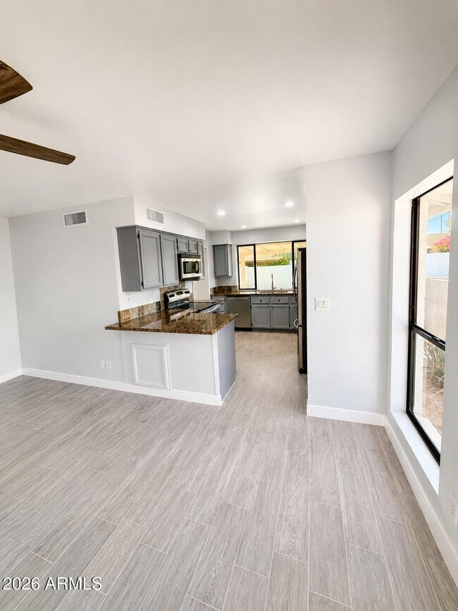 Building Photo - 6714 E Paradise Ln