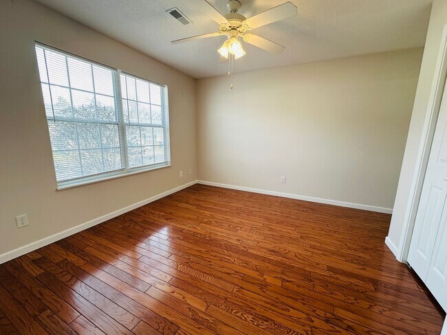 Building Photo - 2BR Condo with Garage | Vaulted Ceilings | Real Hardwood Floors | Gas Fireplace | Near UT & Downt...