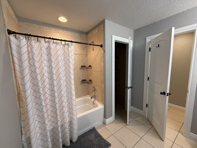 Building Photo - Great Outdoor Living Space / 4BR with 3 Ca...