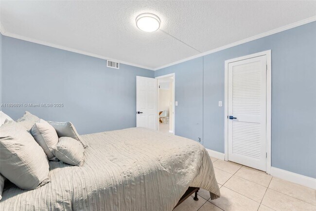 Building Photo - 9811 N Hollybrook Lake Dr