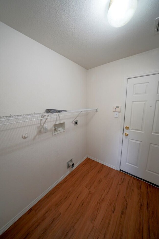Building Photo - Beautifully maintained home for lease! - Realtor Commission: $500