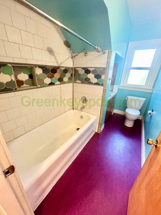 Building Photo - Wow! Amazing 3-bedroom 1-bath house with large fully fenced backyard