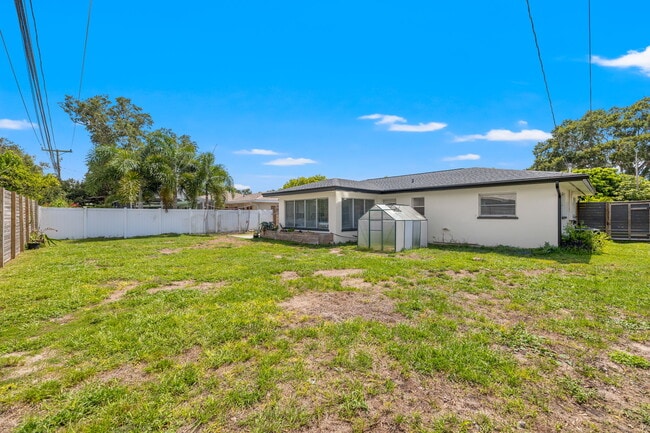 Building Photo - 1501 San Helen Dr