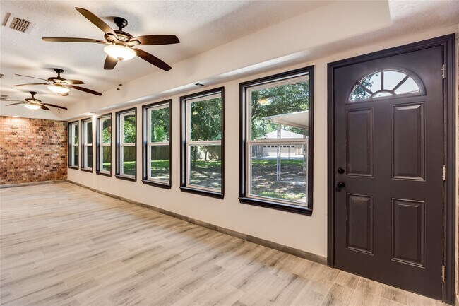 Building Photo - 2004 Sleepy Hollow Dr