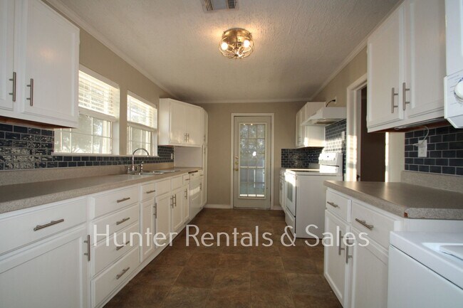 Building Photo - Charming Nolanville Cottage