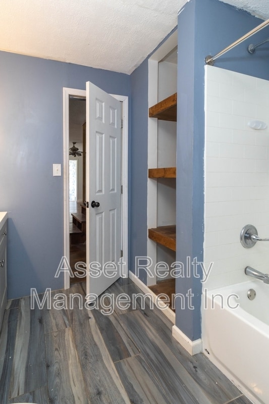 Building Photo - 817 Ridgeview Dr