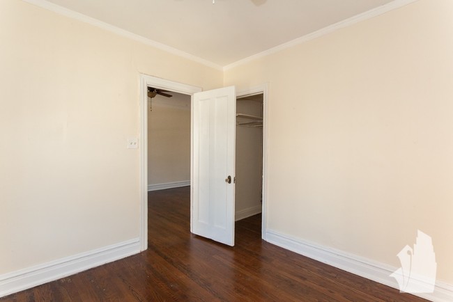 Building Photo - 540 W Briar Pl