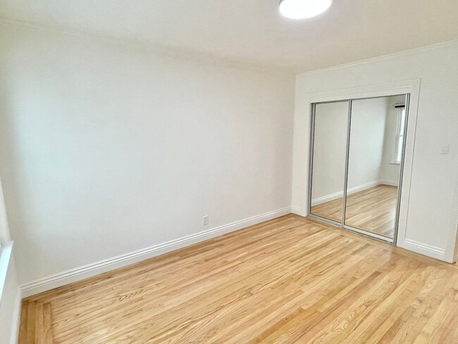 Building Photo - Prime Nob Hill Remodeled Condo, Private Ba...