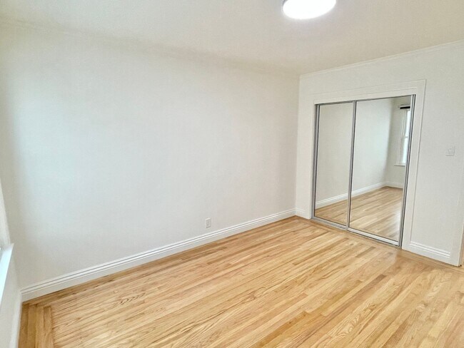 Building Photo - Prime Nob Hill Remodeled Condo, Private Balcony, Parking, Pet ok – PROGRESSIVE