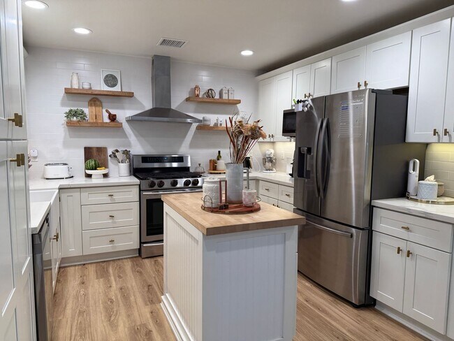 Building Photo - Garden Grove - Upgraded 3 Bedroom 2 Bath H...