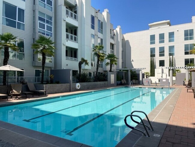 Building Photo - Beautiful third level 2 bedroom condo in the Mercer