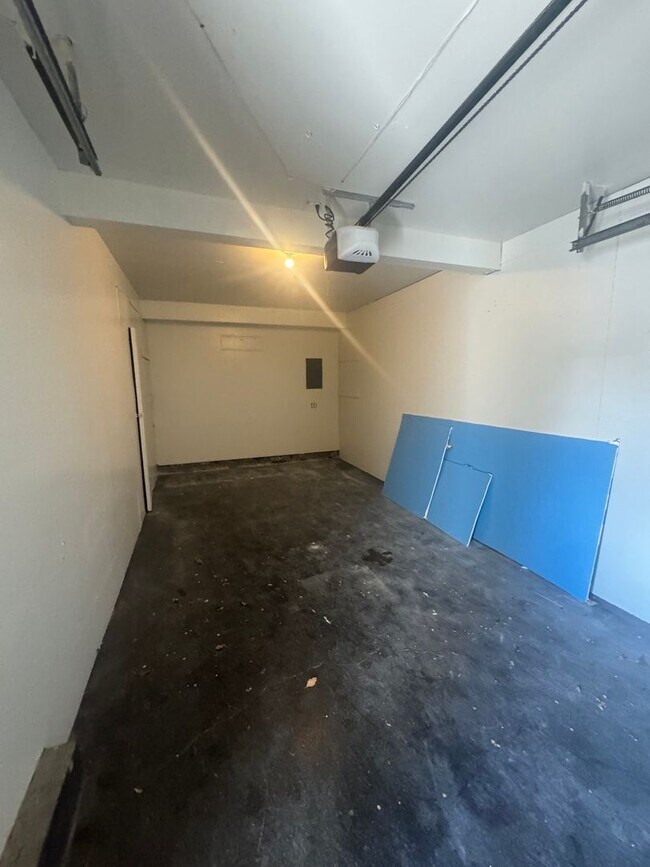 Building Photo - 2 Bed | 1 Bath | Approx. 1,035 Sq Ft