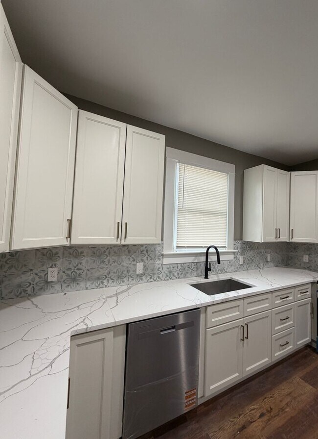 Building Photo - 1108 N Main St