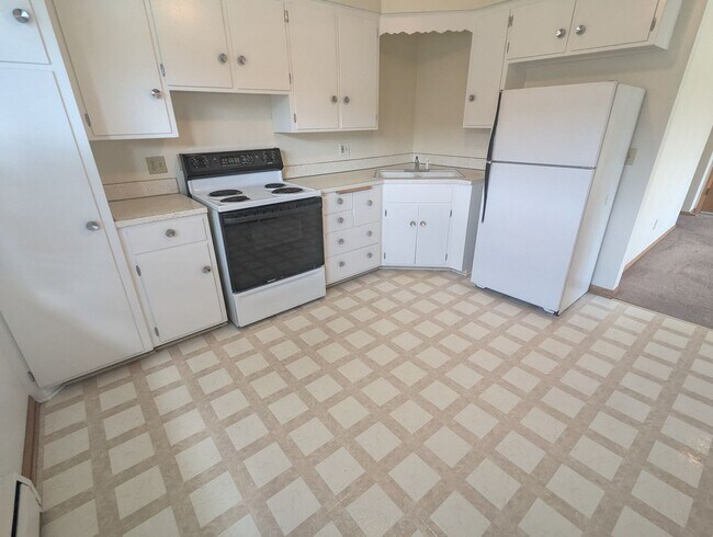 Building Photo - Great Location! 1-bed 1-bath Apartment located in the Vilas Area