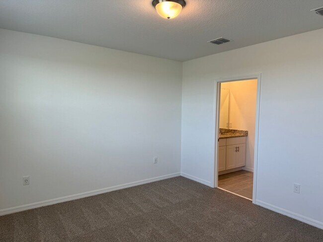Building Photo - 3 Bedroom 2 Bath with Double Car Garage in Poinciana!