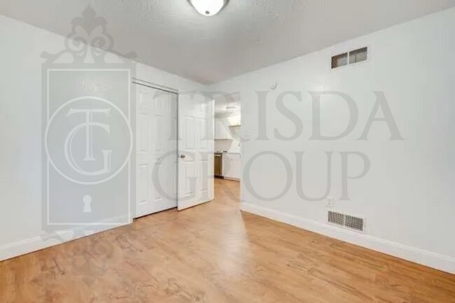 Building Photo - Avail June 1st! Renovated Crafton 2BR Apt, A/C, Private laundry/storage, Parking, Pets OK!