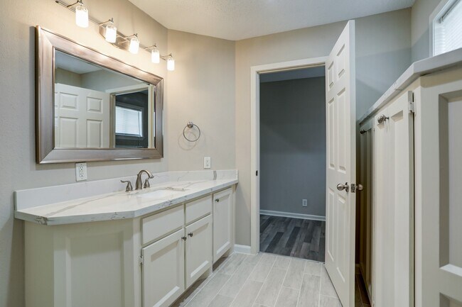 Building Photo - 9814 Airway Ln