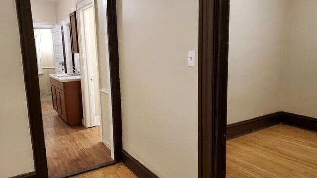 Building Photo - Remodeled & Spacious 4 Bedroom Lower Duple...