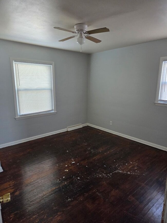 Building Photo - Large 4-Bedroom Single Family Home, Quiet Neighborhood. Available January 1st!