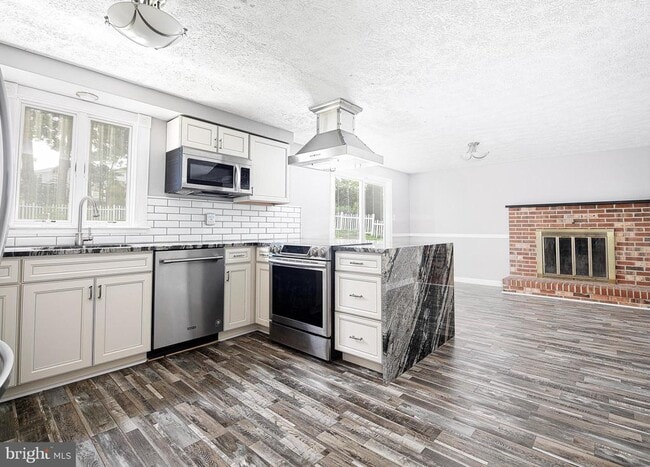 Building Photo - 703 E Broadway