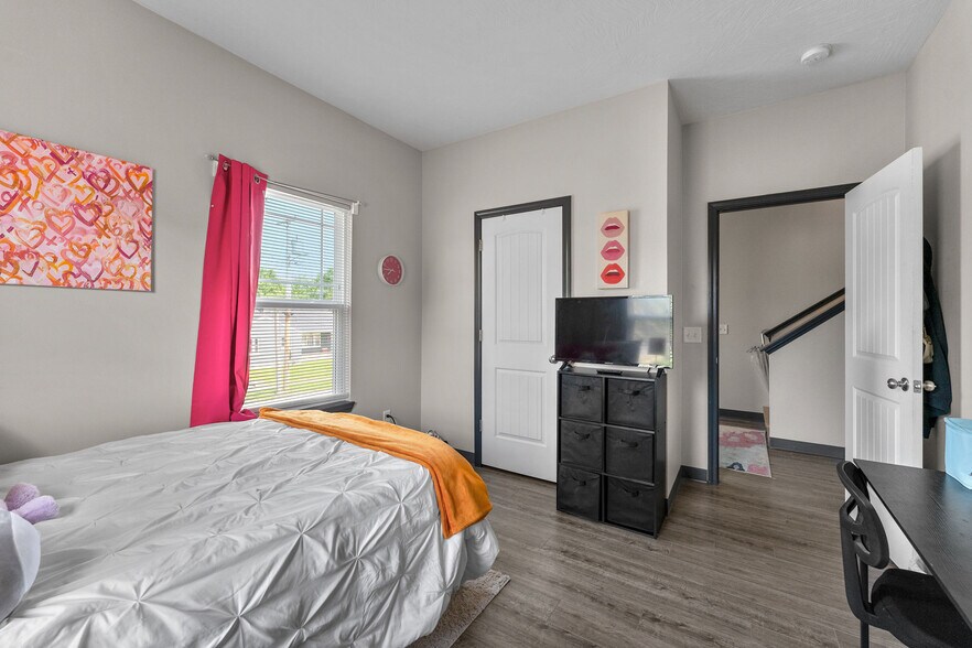 Large Bedrooms with En-Suite Bathroom - 813 South Ave