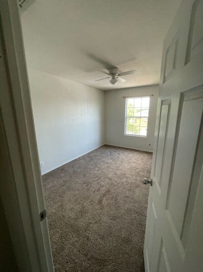 Building Photo - Spacious 3BR / 2.5BA Two-Story Home Near UTSA