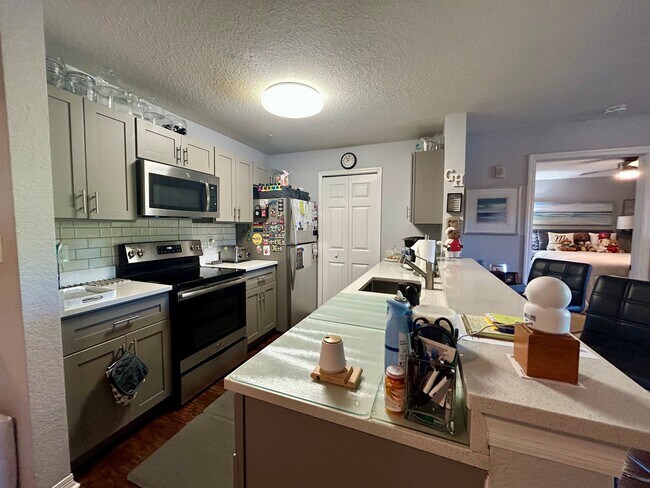 Building Photo - 5483 Vineland Rd