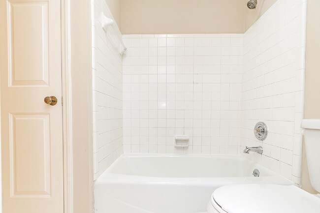 Building Photo - Chic & Cozy Condo in the heart of Raleigh!