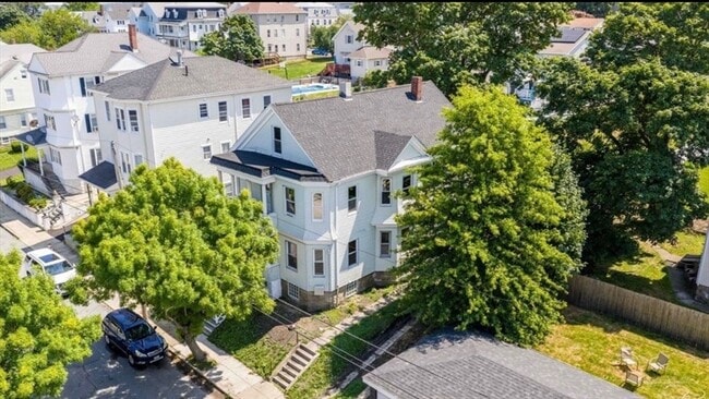 Building Photo - 628 S Almond St