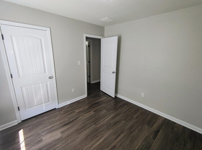 Building Photo - 5646 Sycamore Woods Dr