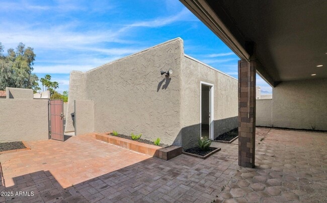 Building Photo - 7147 N Vía Nueva