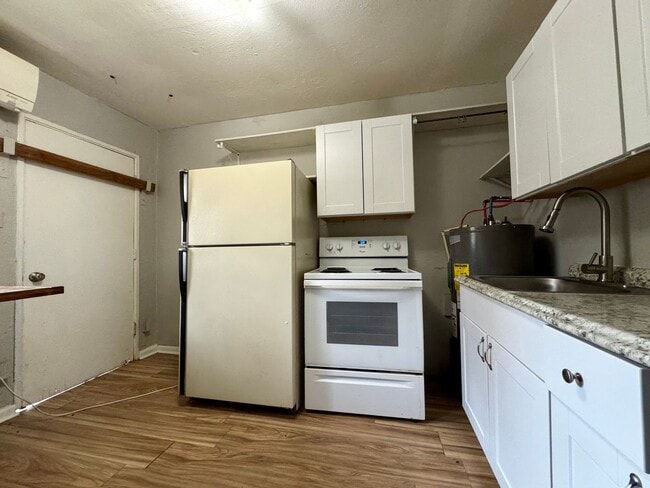 Building Photo - 708 W 47th St