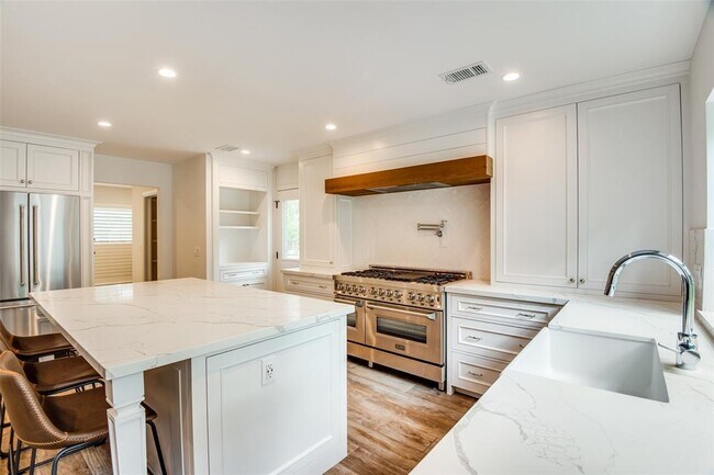 Building Photo - 14 White Fawn Dr