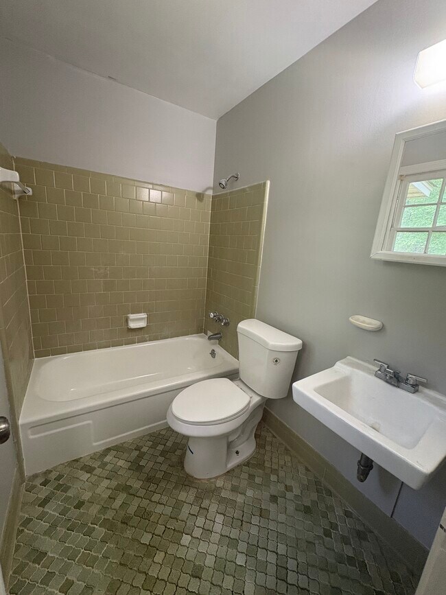 Building Photo - 320 Sultan Ct