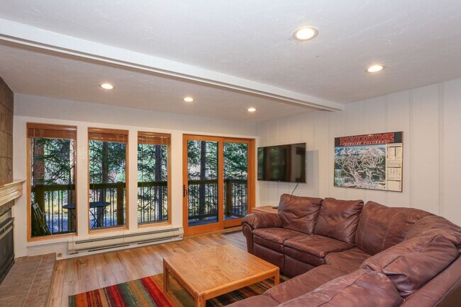 Building Photo - 815 Columbine Rd