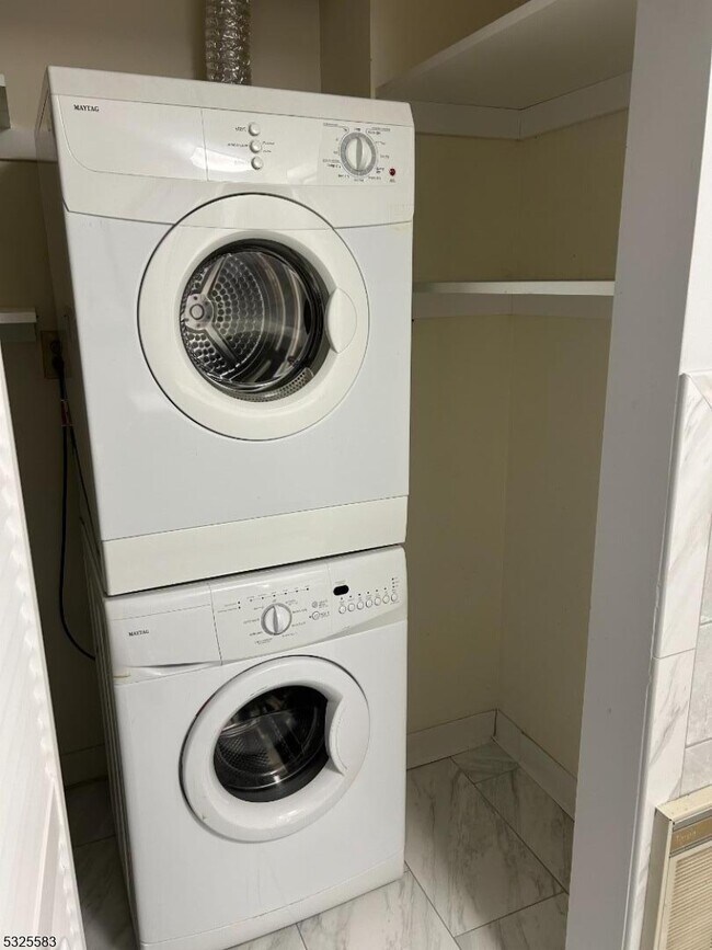 Building Photo - 300 Main St