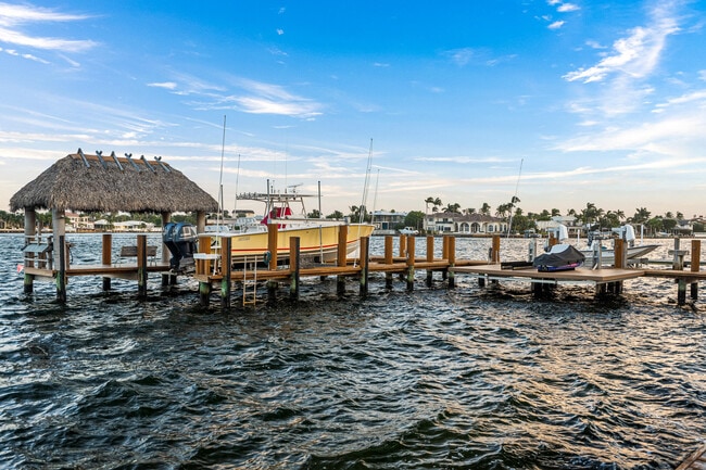 Building Photo - 844 East Dr