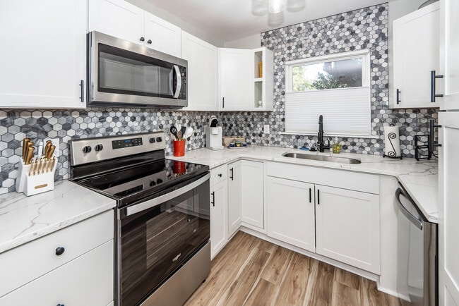 Building Photo - 1511 Larry St