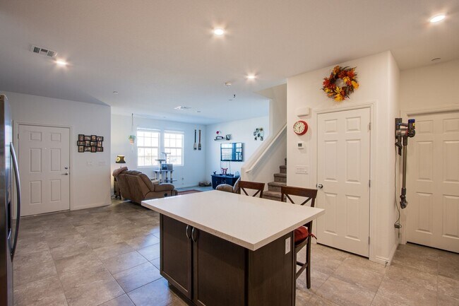 Building Photo - 2 Story Townhouse in Gated Community! Comi...
