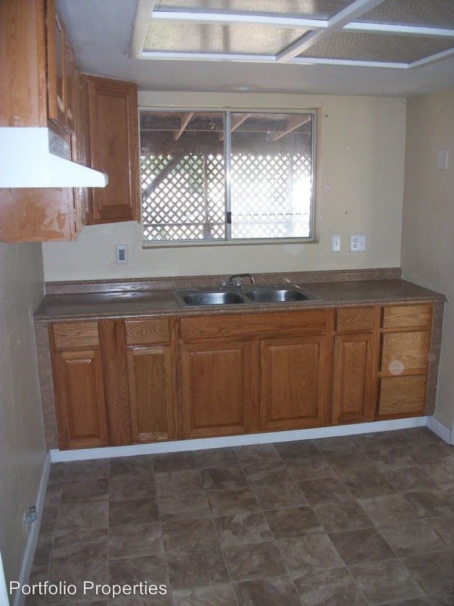 Building Photo - 811 1/2 Woodrow Ave