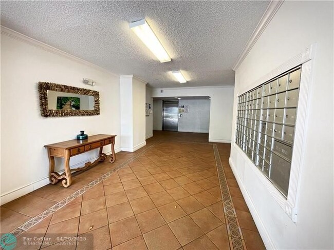 Building Photo - 711 N Pine Island Rd