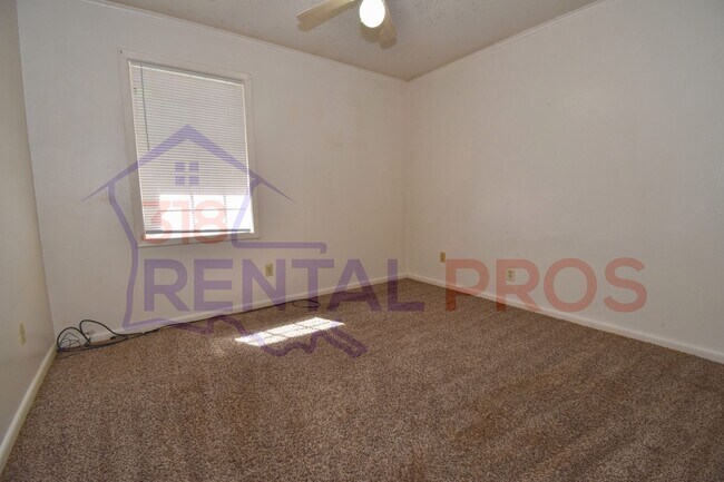 Building Photo - 106/108 Debra Ln