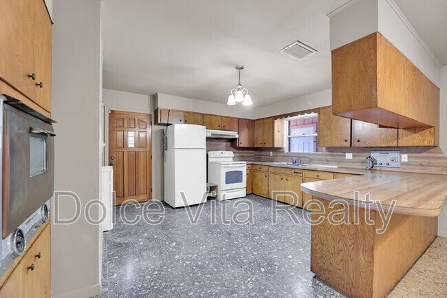 Building Photo - 810 S 16th 1/2