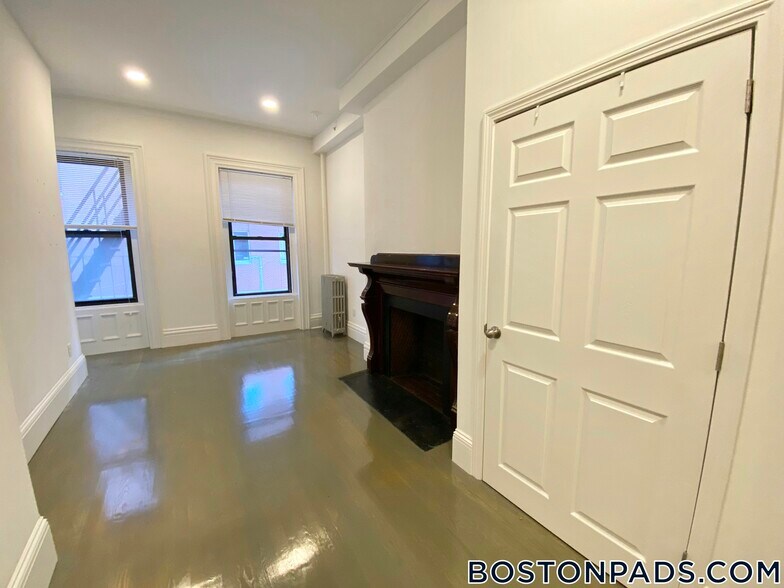 Building Photo - 270 Newbury St