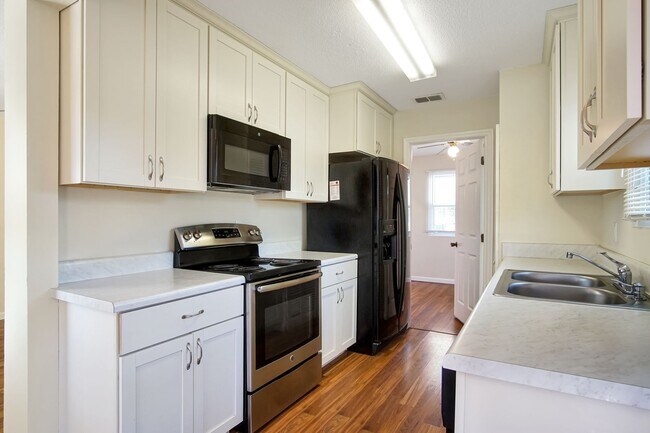 Building Photo - 3 bedroom 1 bath house in Midtown availabl...