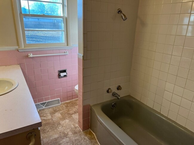 Building Photo - WOW!  3 bedroom! Glendale schools! SE!  $1...