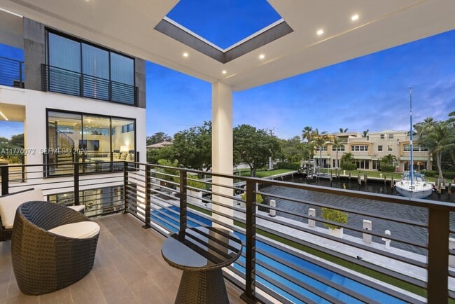 Building Photo - 1400 Bayview Dr