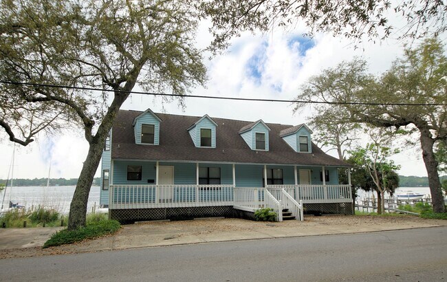 Building Photo - Waterfront Townhome in Central Niceville