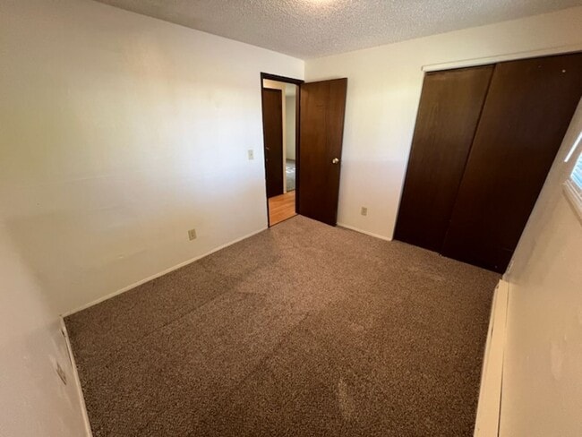 Building Photo - Spacious 2 bed, 1 bath duplex with air con...